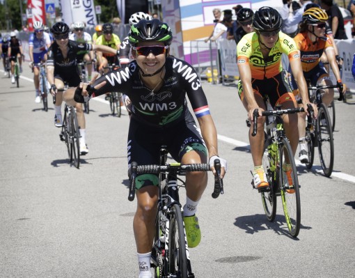 Anouska Koster smijt met krachten in achtste rit