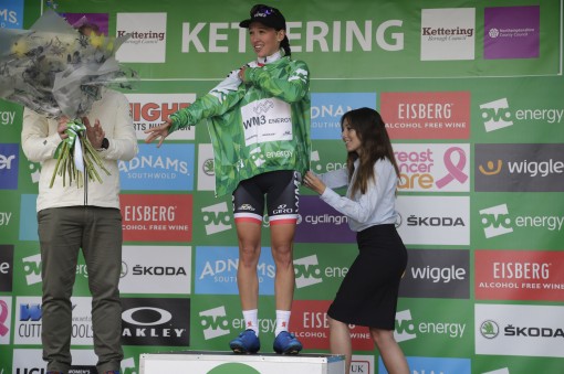 Groene leiderstrui blijft om Kasia's schouders